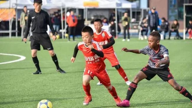 右路角球开到禁区金玟哉头球打在鲁奥身上折射破门，拜仁3-0斯图加特。